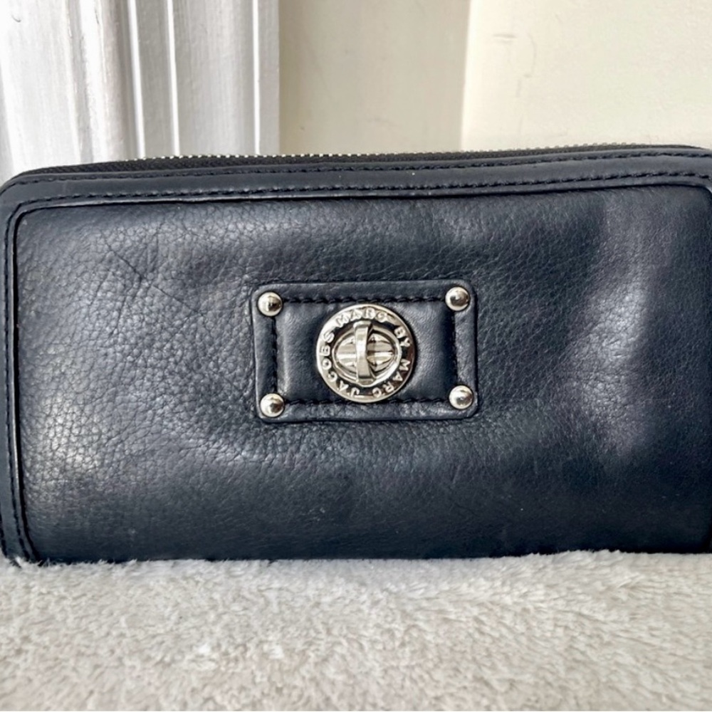 MARC BY MARC JACOBS Black  Leather Wallet with Turn-lock Logo Silver Hardware